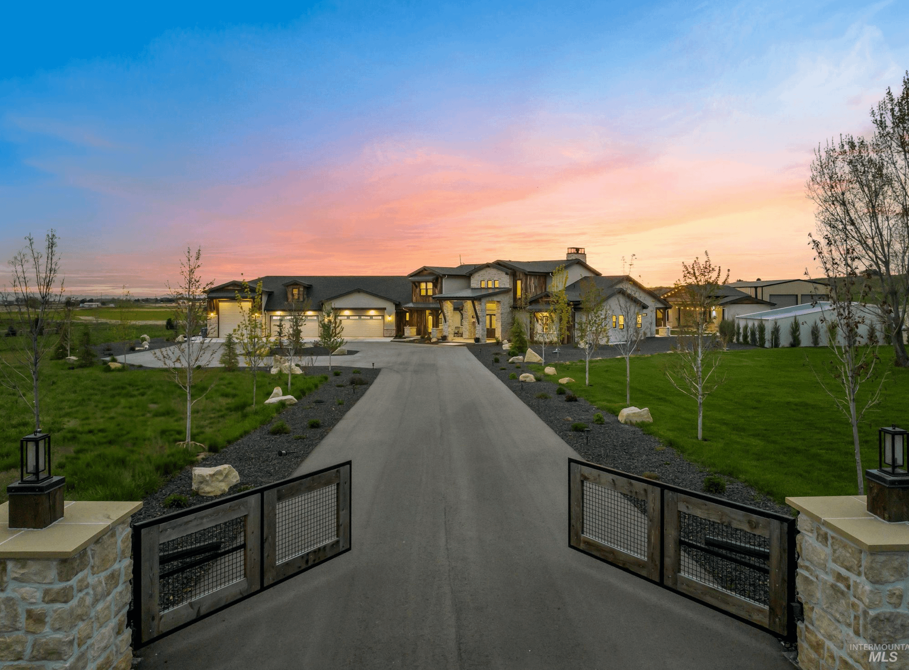 6 Acre Idaho Estate With Detached Garage And Pond