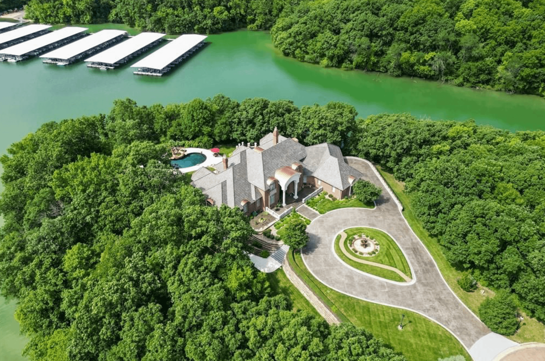 Lakefront Brick Home In Kansas City, Missouri (PHOTOS)